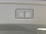 ●電動リアゲート:ワンタッチでリアゲートの開閉ができ、荷物などで両手が塞がっている状態でも簡単に開閉ができる便利機能です。