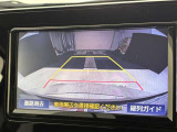 こちらのバックカメラは画面にラインが表示されておりますので、バック時のクルマの進行方向の目安になります。より高いレベルで車庫入れをサポートする、便利な機能ですね。