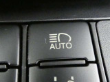 【オートマチックハイビームヘッドライト】ハイビーム走行時に対向車や前走車をカメラで認識して自動的にロービームにする機能が装備されています。※道路環境などによっては作動しない場合があります。