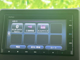 音楽や交通情報などのメニューが画面上に整理され、目的に合わせて選びやすい構成です。日々の移動時間を快適に過ごすために活用できる、便利な装備が備わっています。