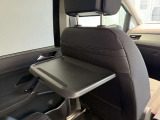 2列目のシートにテーブルの装備がございます。ドライブ中も荷物を乗せることができ、快適に過ごす事ができます。