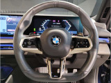 【ハンドル】ドライバーとBMW車の一体感がダイレクトに伝わるステアリングホイール。形状・太さへの拘りに加えて、操作性を高める為にスイッチ類も配置。クイックかつ安定のドライビングを体感下さい!