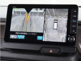 【マルチビューカメラシステム】車両の前後と左右のドアミラーに搭載した計4台のカメラで映します。前方左右を幅広く見渡す視界や、自車を上空から見下ろしたような視界など、合計8種類のビューを設定。