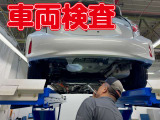 トヨタの認定検査員が車の状態を検査します。 リフトに上げてくるまの下回りなど細かな所までしっかりと検査します。
