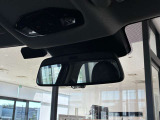 【ミラー内蔵ETC】BMWのETCシステムはルームミラー内蔵型となります。ルームミラー配置により収納スペースを確保しています。