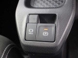 「HOLD」スイッチを押し、システムONの状態にしておくことで、渋滞や信号待ちなどでブレーキを踏んで停車した時にブレーキペダルから足を離してもブレーキを保持するので安心です。