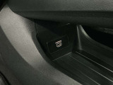 【HDMI接続端子】スマホやメディア端末をつなぐことで、車内のディスプレイで高画質な動画・音楽・ゲームを直接楽しめます。車内がまるで自分専用のプライベートシアターやエンタメ空間に早変わりします。