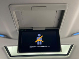 【12.1型フリップダウンモニター】大画面モニターで後席でもエンタメをお楽しみいただけます。小さなお子様にも大人気の装備です♪