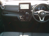 軽自動車とは思えない広々とした前部座席。視界も広く運転しやすくなっています。