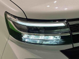 対象物が見やすく白く明るい光で夜間走行をサポートするフルLEDヘッドランプ(サイドビューランプ、クリアランスランプ、オートレベリング機能付き)を装備