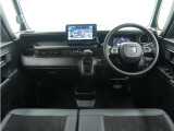 ◆インテリアパネル◆視界広々で非常に運転しやすくロングドライブでも疲れを感じさせないすっきりとまとまったインパネ周りです。