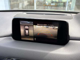 360度ビューモニターは、前後左右のカメラ映像で車の周囲を確認するのを助けます。駐車場の枠や車の近くにある障害物を画面で確かめられ、車体を扱うときの見落としを減らす安全支援装備です。
