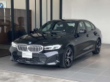 斜め前から眺めると、ロングノーズとワイドなスタンスがより鮮明に。ブラックサファイアの艶やかなボディが、光の当たり方で豊かな表情を見せます。