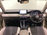 車内は光触媒抗菌消臭施工済です。インパネ周りはスタイリッシュなデザインで機能や装備も充実しています。グローブボックスやカップホルダーのほかにトレーなどたくさんの収納スペースが付いています。