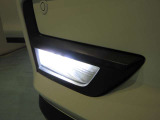 フロントLEDフォグランプです鮮やかな日光色で明るく足元を照らします。