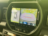 後方の映像に加えて車両周辺の表示も確認でき、駐車時の安全確認をサポートします。画面には目安となるガイド線も表示され、車庫入れや幅寄せに便利です。