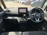 すっきりした運転席周りにはナビやエアコンの操作パネルを設置しておりますので、お一人での運転でもご安心できます。