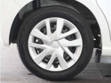 ◆純正ホイール装着車◆シンプルなデザインのホイールキャップ付きです。