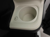 ホットドリンクをちょうどいい温度でキープしてくれる保温機能付きのホッとカップホルダー(前席)。ほっこり快適にドライブをサポート。