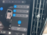 フロントシートヒーターに加え、ステアリングホイールヒーターも装備。