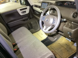 ベンチシートは、運転席と助手席の移動もスムーズ! 狭い駐車場での乗り降りや、お子様の乗り降りにも便利です。