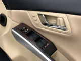 マイコンプリセットドライビングポジションシステムです。運転席に2名分のステアリング、シート、ドアミラーのポジションを記憶・再現します。キーナンバー登録を行うと、キーごとにポジションの自動再現が可能です