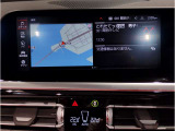 【ⅰドライブナビゲーション】文字情報も鮮明に表示する高解像度カラーディスプレイを採用。視認性に優れた地図デザインと特徴的な建造物を目印にした描写表示で現在位置を把握できます。地図データの更新も可能です