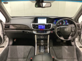 車内は光触媒抗菌消臭施工済です。インパネ周りはスタイリッシュなデザインです。グローブボックスやカップホルダーのほかにトレーなどたくさんの収納スペースが付いています。