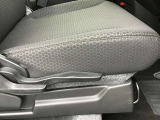 運転席シートリフター!ご自分の好きなシートポジションが取れるので運転が楽しくなりますし疲れにくいです。