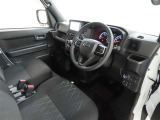 シンプルで使いやすいデザインの運転席です。