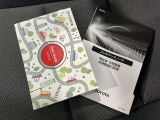 メンテナンスノート、取扱説明書です。 その車の整備記録が事細やかに記録されています。 車が生まれてから今までどのような道を歩んできたのか判るとても重要な物ですよ。