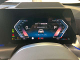 ライブコックピット :ナビゲーションに組み込まれたシステムでディスプレイと液晶メーターパネルにさまざまな情報をわかりやすく表示します。機能をドライバーの好みに合わせてカスタマイズすることもできます。