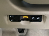 ETCがついています。高速道路の料金所の通過も楽々です。カードの取り出しもしやすい場所についています。