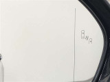 《ブラインドスポットモニター(BSM)》隣の車線を走るクルマをレーダーで探知。ドアミラーでは確認しづらい死角エリアのクルマを、ミラーについたLEDインジケーターを点滅させ、ドライバーに注意を促します。