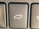 わざわざ車体の後ろまで歩いて行かなくても、運転席に座ったままスイッチひとつでバックドアの電動オープン・クローズが可能!雨の日や、お子様を車内に待たせて荷物を積み下ろしたい時などに、驚くほどスムーズ