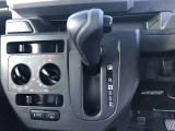 操作しやすいATシフトです。 シフトチェンジを気にしなくていいので運転だけに集中できますね。 自然と手に届くところにある、手になじむ形状のシフトノブがいいですね。