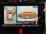 【パノラマモニター】 上から見下ろしたような映像が、運転の不安を軽くします。