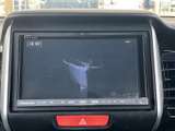 停車中にテレビ映像を楽しめる画面を備えています。待ち時間のひとときに映像を視聴でき、画面表示もシンプルで確認しやすい仕様。移動の合間にも活用いただけます。