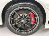 カッコイ〜純正アルミ。走っていてもこの存在感あり!!タイヤサイズは225/40R18