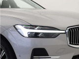 ひときわ印象的なT字型のLEDヘッドライトは、新世代のボルボを象徴するユニークなアイコンとなっています。LEDデイタイム・ランニング・ライトやポジションライト、ウインカーの役割も果たします。