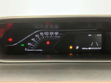 【メーター】視認性の良いセンターメーター。マルチインフォメーションディスプレイは、瞬間燃費や航続可能距離などの運転状況を一目で確認することができます。