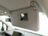 日よけはもちろん、身だしなみのチェックに便利なミラーと、有料道路の通行券などが収納できるホルダーを備えています。