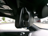 日本仕様のBMWではルームミラー内蔵型のETC車載器を採用しているので、後からつける必要がありません。