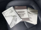 メンテナンスノート、取扱説明書です。 その車の整備記録が事細やかに記録されています。 車が生まれてから今までどのような道を歩んできたのか判るとても重要な物ですよ。