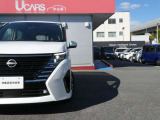 フロントカメラで前方の状況を検知し、対向車や先行車の有無に応じてLEDの照射パターンを変化することにより対向車がいる状態でもハイビームの維持が可能なアダプティブLEDヘッドライトシステムを搭載しております