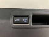 パワーバックドアは荷物の出し入れがしやすい優れもの!スイッチひとつで重たいバックドアが締まります!日用品の大量買い出しにも大活躍!
