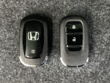 スマートキーを装備しています。鍵を差し込むことなくドアロックの開け閉めと、スタートボタン操作でのエンジンスタートができます。スペアキーも同じものを用意しております。