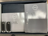 スマートキーは鍵をバッグに入れたままでもドアロックの開閉やエンジンのON・OFFができます。夜間や雨の日も鍵を探さなくて良いので便利です。
