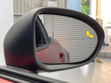【ブラインドスポットモニタリング】走行中、ドアミラーの死角になりやすい箇所に後続車が接近するとサイドミラー付近に警告を表示、ドライバーに注意喚起をしてくれます。