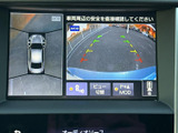 後方映像に加えて車両周囲の様子を画面で確認でき、駐車時の安全確認をサポートします。ガイド表示も備わり、車庫入れや狭い場所での取り回しに役立つ、日常で頼れる装備です。